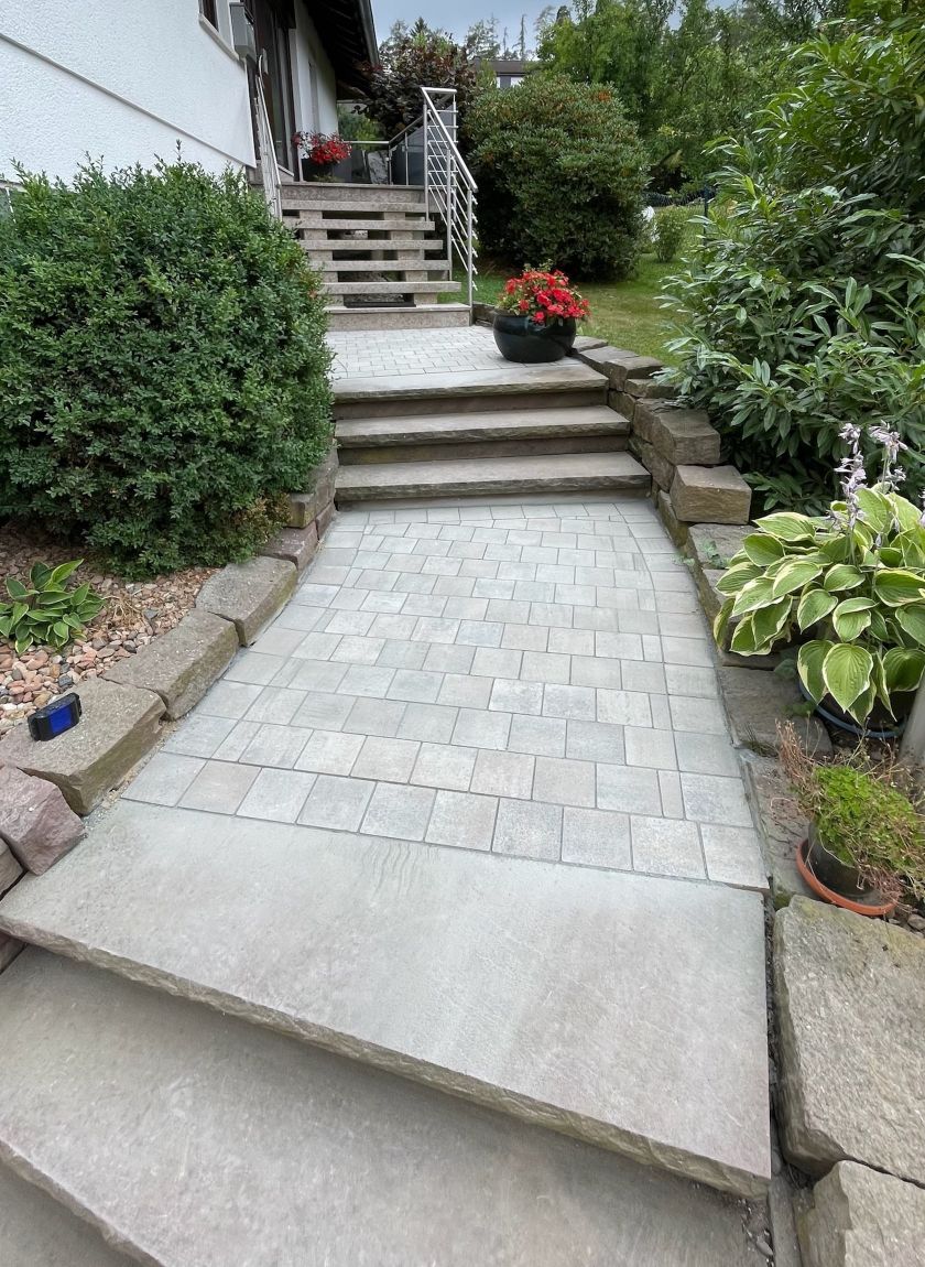 eine-schoene-treppe-aus-platten-im-galabau